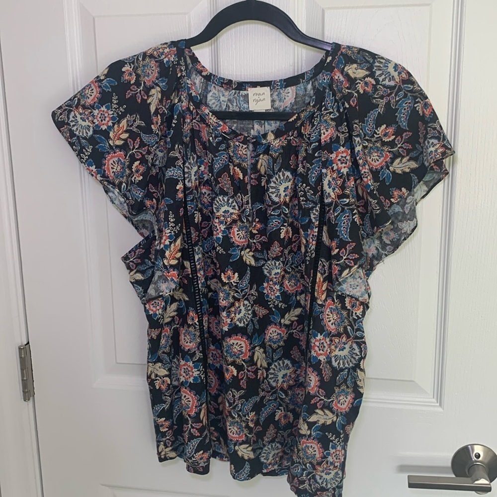 Roan & Ryan black floral paisley flutter sleeve top size large